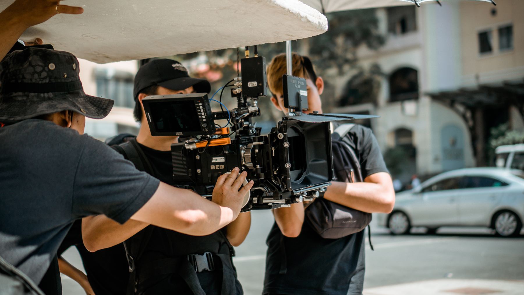 Equipo de rodaje de RACUME filmando en exteriores